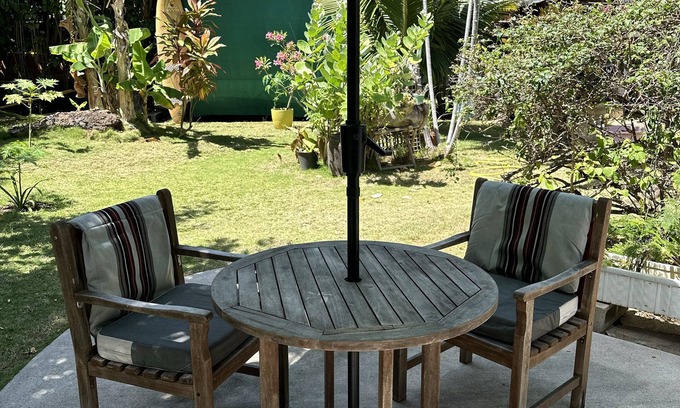 Lanikai Cottage | Newly Renovated Lanikai, steps to Ocean A/C, kayak, Detached Private cottage