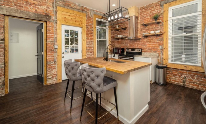 Olde Towne East Apartment | Newly Renovated Olde Town East 1 BD Apartment