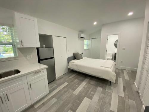 Royal Poinciana Apartment | Newly renovated studio close to the beach