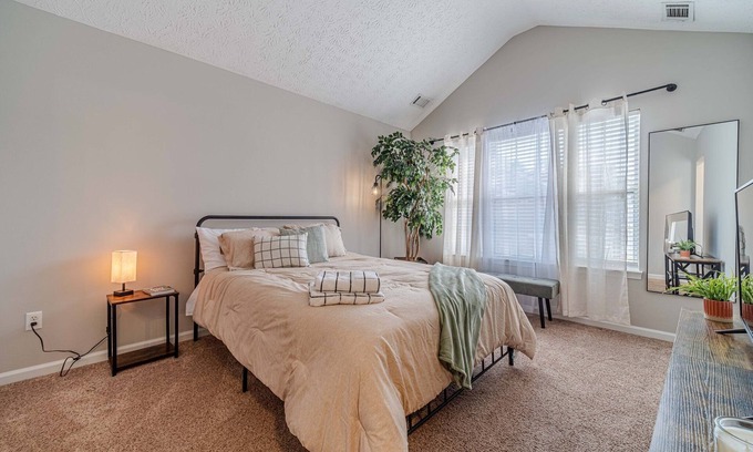 Flowery Branch House | Newly Renovated Cozy Townhome near Lake Lanier/2 Bed, 2.5 Baths Flowery Branch