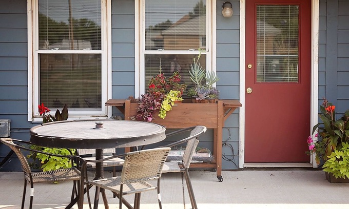 Medicine Lodge House | *NEWLY UPDATED* Elm Creek Homes- 2 bedroom sleeps 5