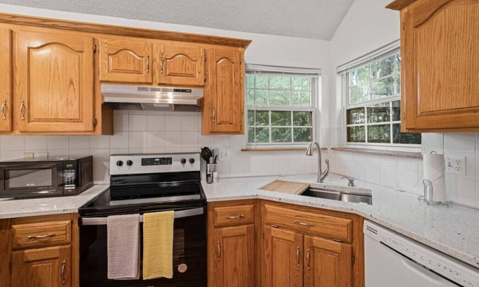 Shawnee House | Newly Updated Gem in Shawnee, Kansas: Your Ideal Short-Term Rental Retreat!