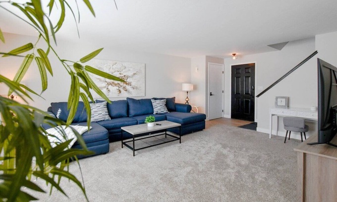 De Pere House | Newly Updated, Spacious Condo