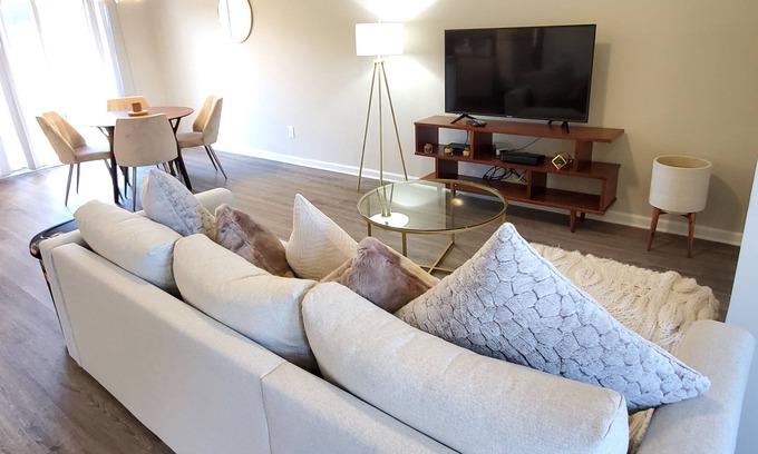 St. Andrews House | NewtoVrbo! Entire 2 Townhouses, 5 bedrooms, 4.5 bathrooms in gated community!