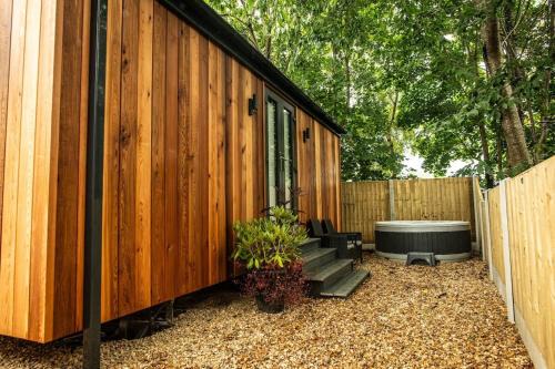 Llangollen House | Newydd Lodge with private hot tub