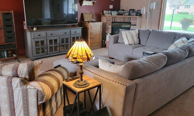 Appleton House | NFL Draft: Close to Lambeau and Appleton & Oshkosh airports. Sleeps 8+