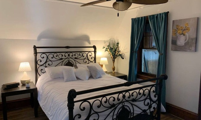 West Allis Apartment | Nice 1 BR Apt with office with WIFI and convenient location