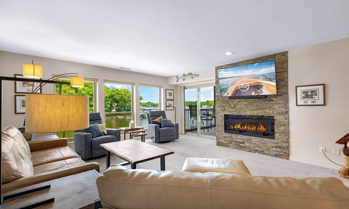 Sunrise Beach Condo | Nice and Easy - Lake of the Ozarks Getaway for 6 w/Resort Amenities