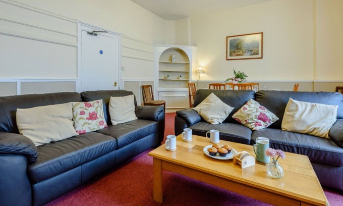 Barnstaple Apartment | Nice apartment for 6 guests with WIFI, pool, TV, patio, pets allowed and parking