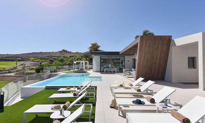 Salobre Villa | Nice apartment in villa for 10 people with WIFI, private pool, A/C, TV, terrace and pets allowed