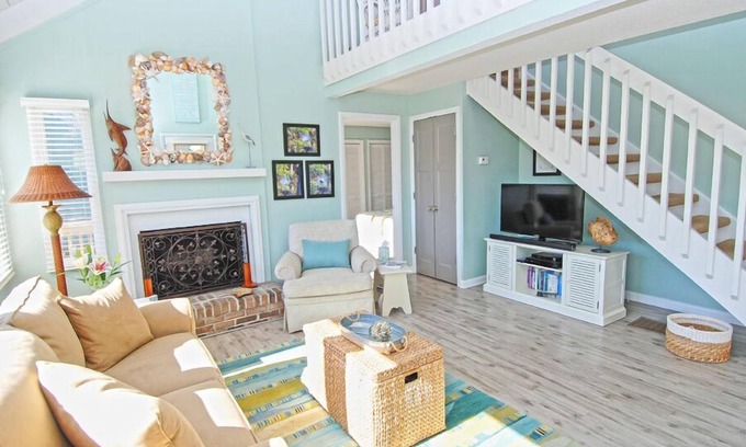 Sealoft Villas House | Nicely Decorated! Great Location! Amenity Cards! Neighborhood Pool!