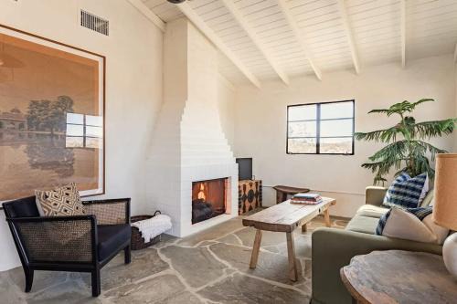 Yucca Valley House | Nickey Kehoe- Heiwa Cottage Pool and Spa