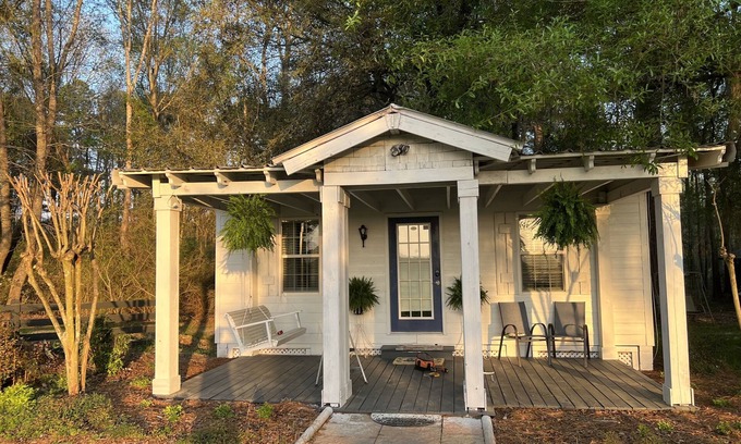 Hartsfield Cottage | Nico's Cottage: Nestled in the woods next to DeMott Lakeside