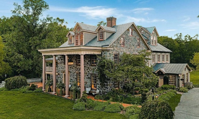 Elizabethtown House | Nightingale Suite at Moonstone Manor