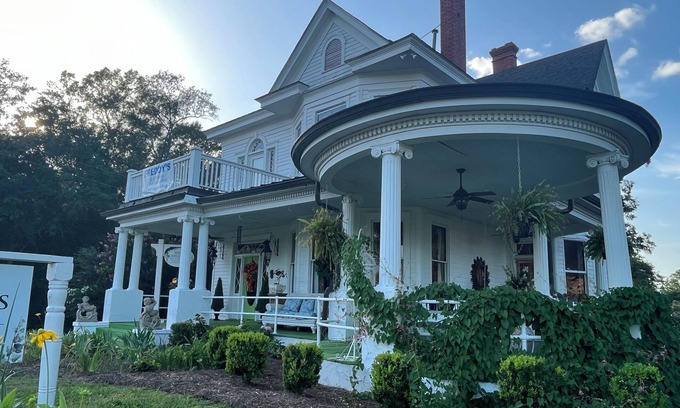 Lyons Bed & Breakfast | Nine Columns