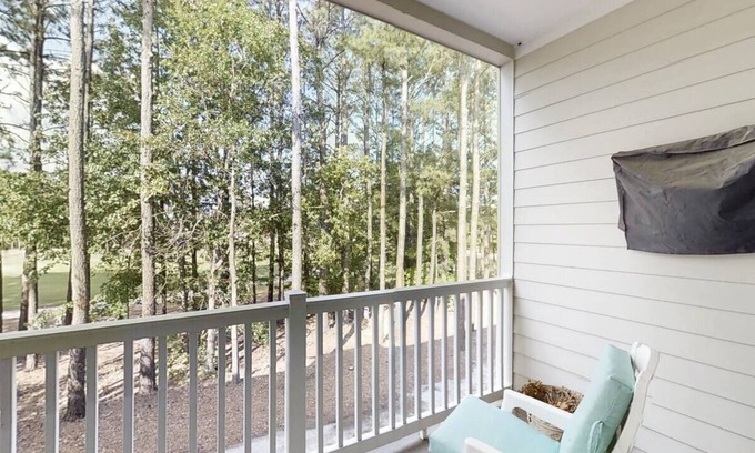 Longs Condo | NMB Barefoot Resort! 2/2, 2nd floor, balcony, pool, W/D, pet friendly, king bed!