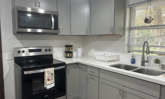 Moore Haven House | nnCharming and cozy cottage on the banks of the Caloosahatchee River& Lake Onnnn