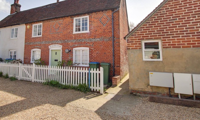 Lower Swanwick Cottage | NO.2 BAYTREE COTTAGE, family friendly in Swanwick, Hampshire