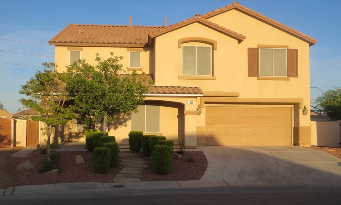 North Las Vegas House | NO EXTRA FEES Vacation Home - Sleep 8 - Private Swimming Pool/Basketball Court