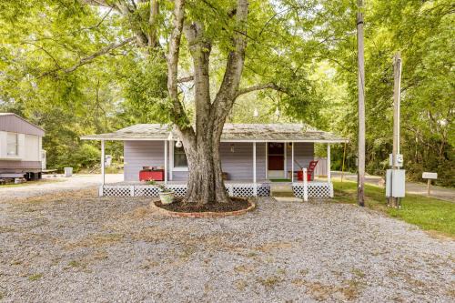 Langston House | No Pet Fee! Family Cabin 2 Mi to Lake Guntersville