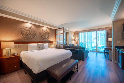 Las Vegas House | No Resort Fee Strip View Balcony+ Valet Parking