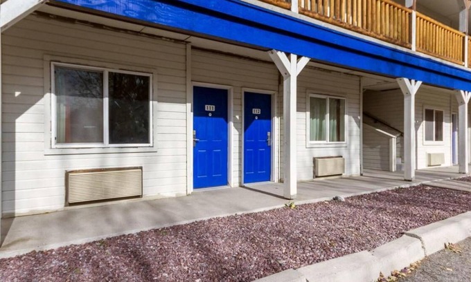 Dillon House | Non-Smoking Queen Room at Beaverhead Lodge