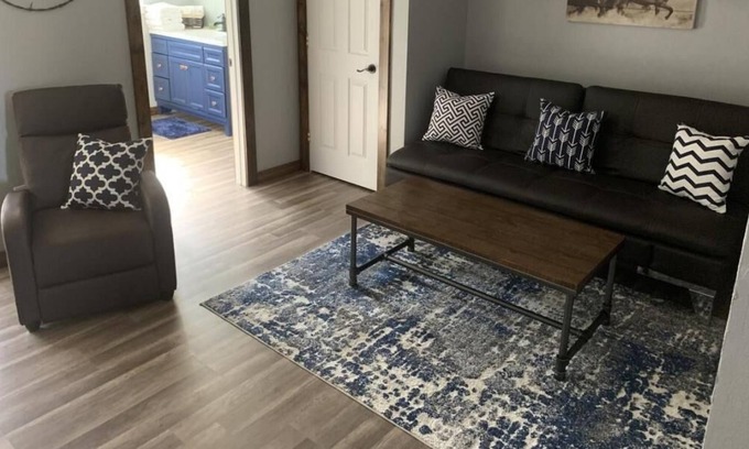 Dillon House | Non-Smoking Two Queens at Beaverhead Lodge