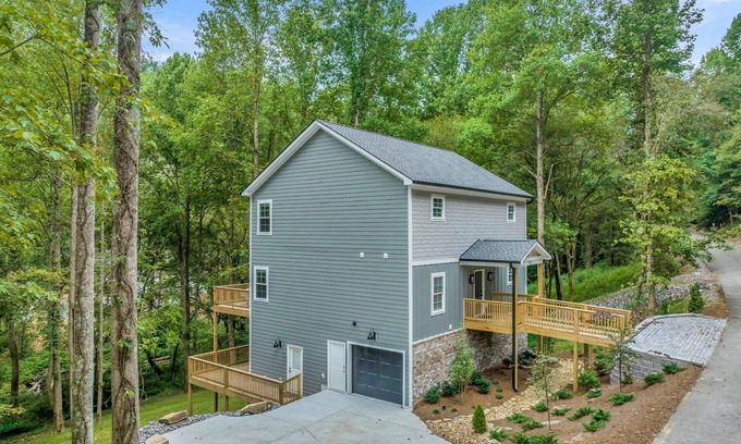 Lancaster House | Noon CHECK IN, 2pm CHECK OUT at Center Hill Lake, 3 Family Suites, sleeps 13