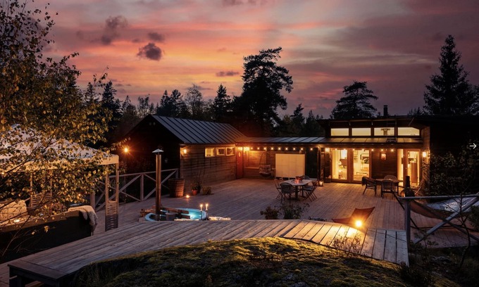 Flemingsberg Villa | Nordic design dream in forest! Lake, hot tub, privacy & 15 mins to Stockholm