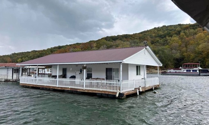 Rock Harbor Boat Rental | Norris Lake Floating Home available year around.