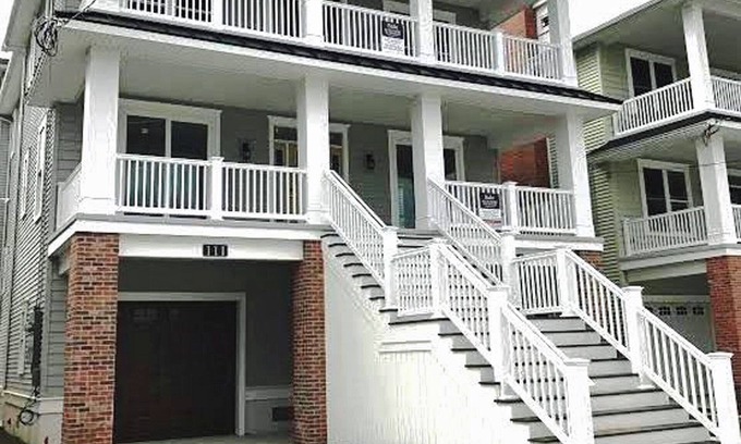 Gardens Condo | North End - Gardens - perfect location!n6 Bedroom 3 King beds ez beach access