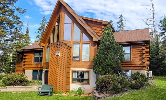 French River House | North Shore log cabin home overlooking Lake Superior