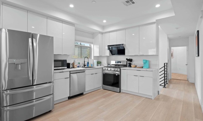 Pico-Union Apartment | Not affected by the fire/Modern 5BR Home with Full Amenities & Parking #2