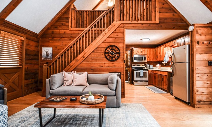 Mineral Bluff Cabin | NOW W/Central A/C! 1 BR+Loft 1 BA-HOT TUB, Fire pit, grill +mins to Blue Ridge!