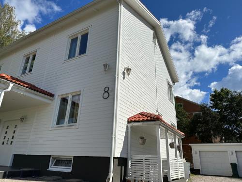 Gavle Apartment | Nyrenoverat boende i villaområde