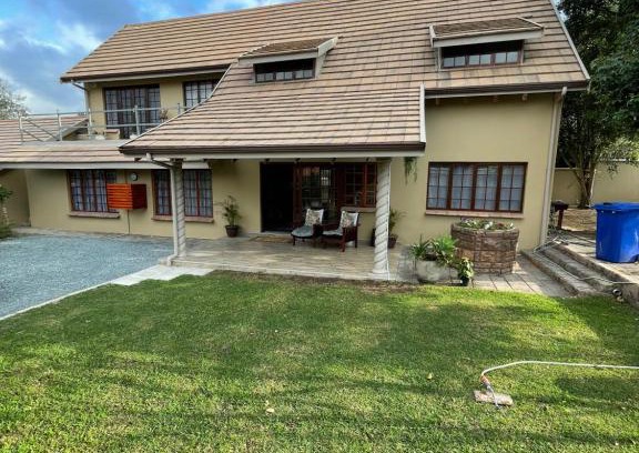 Hillcrest Apartment | OAK HOUSE, Entire holiday home, Self catering, fully equipped, double storey, 3 bedroom, 2 bathroom, outside entertainment, Braai area, 300sqm home