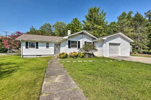 Oak Ridge House | Oak Ridge Retreat with Porch Less Than 1 Mi to Downtown