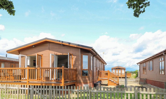 Stowmarket House | OAK TREE HOLIDAY LODGE, pet friendly, with open fire in Stonham Aspal