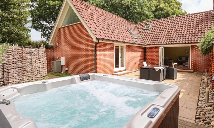 Crostwick Cottage | OAK TREE LODGE, family friendly, luxury holiday cottage in Crostwick