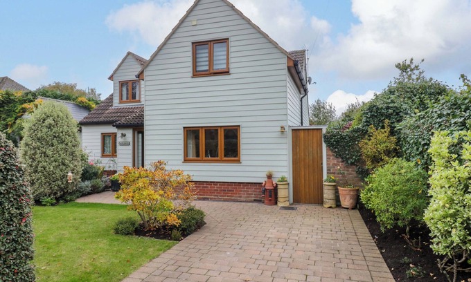 Layer Marney Cottage | OAKLEAVES, romantic, country holiday cottage in West Mersea