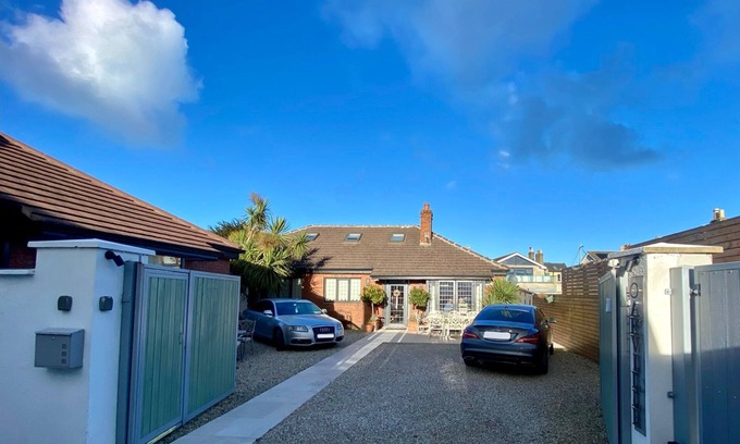 Bray House | Oakville, entire luxury home, close beach, mountains & Dublin City, Adults Only