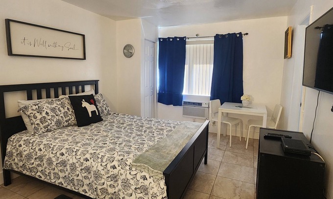 Royal Poinciana Hotel | Oasis at Hollywood - Sleeps 2- Unit 2. studio