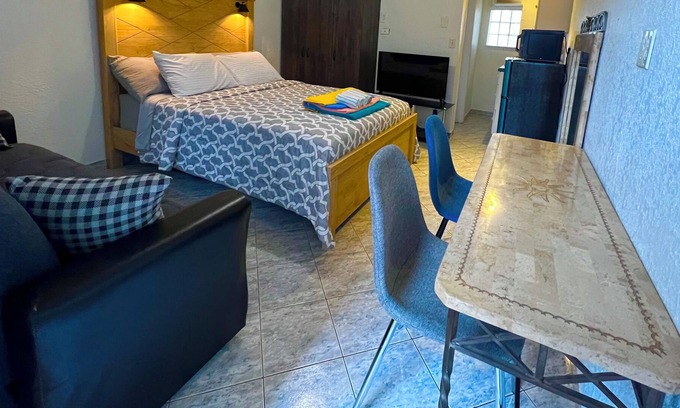 Hollywood Cabin | ocean and boardwalk retreat