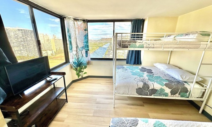 McCully - Moiliili Apartment | Ocean Canal Mountain View Family-Friendly Steps from Waikiki Beach 6person