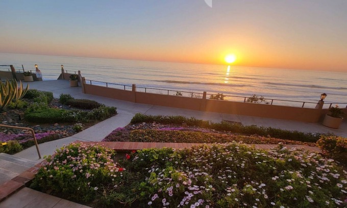 Solana Beach Condo | Ocean Front 2 Bed, 2 Ba. with pool, jacuzzi, gym, tennis