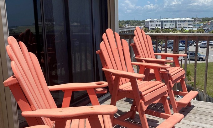 Emerald Isle Condo | Ocean Front Condo Just Steps to the Beach -Maximum 6 night stay only.