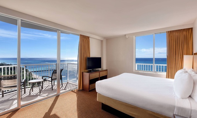 Waikiki Hotel | Ocean Front Corner King Room at Park Shore Waikiki