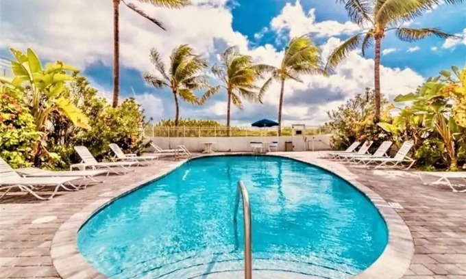 South of Fifth Apartment | OCEAN FRONT-OCEAN DRIVE BEACH PAD