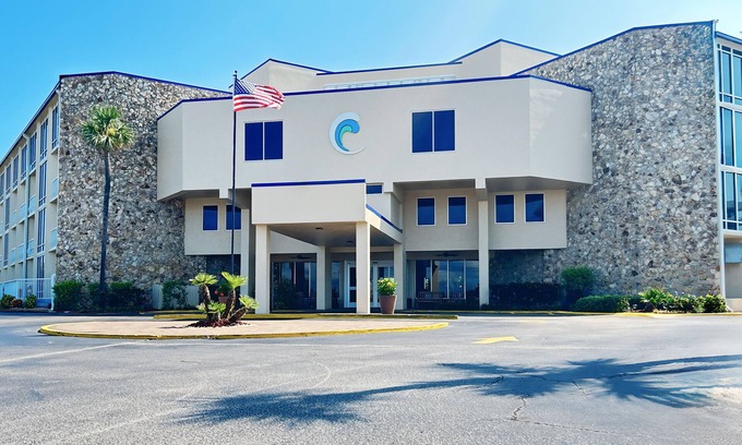 Ortona Park Apartment | Ocean Front Resort w/Beachfront Pool & Beach Access - 2 Bedroom Unit