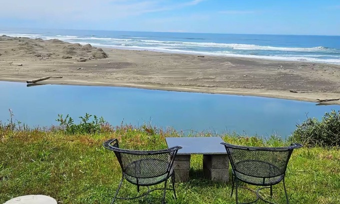 Fort Bragg House | Ocean Front with Private Stairway to Seaside Beach